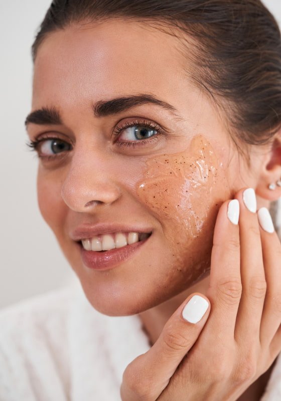 Peeling viso: cos’è, come si fa e quali prodotti scegliere - Matis Paris