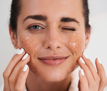 Peeling viso: cos’è, come si fa e quali prodotti scegliere - Matis Paris