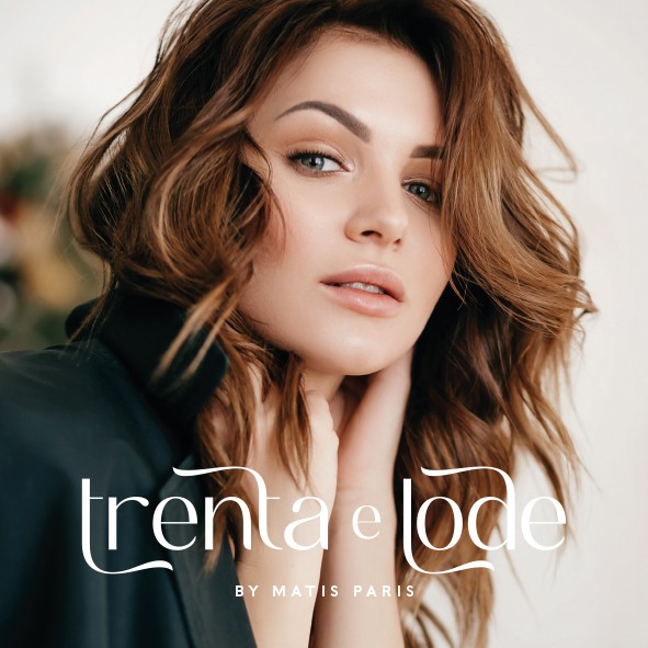 Ritratto di donna con capelli castani per la campagna promozionale Trenta e lode by Matis Paris